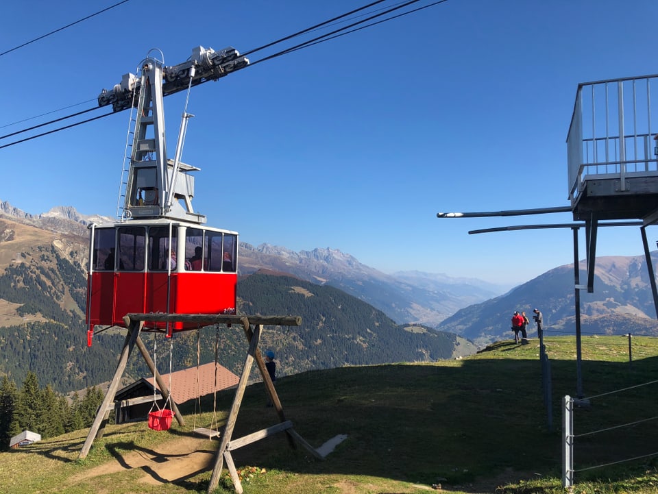 La pendiculara da Tgom cun vista encunter la Cadi. 