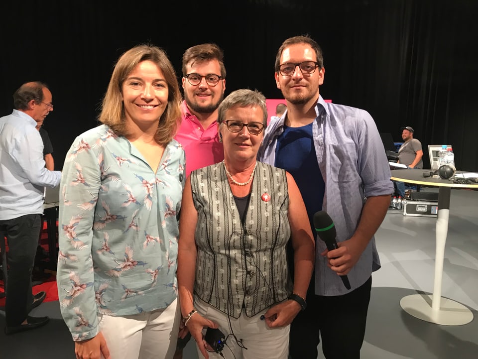 Ils quatter candidats (da san.) Miriam Derungs, Virgile Bonvin, Agnes Kälin e Norman Lipari curt avant l'emissiun.