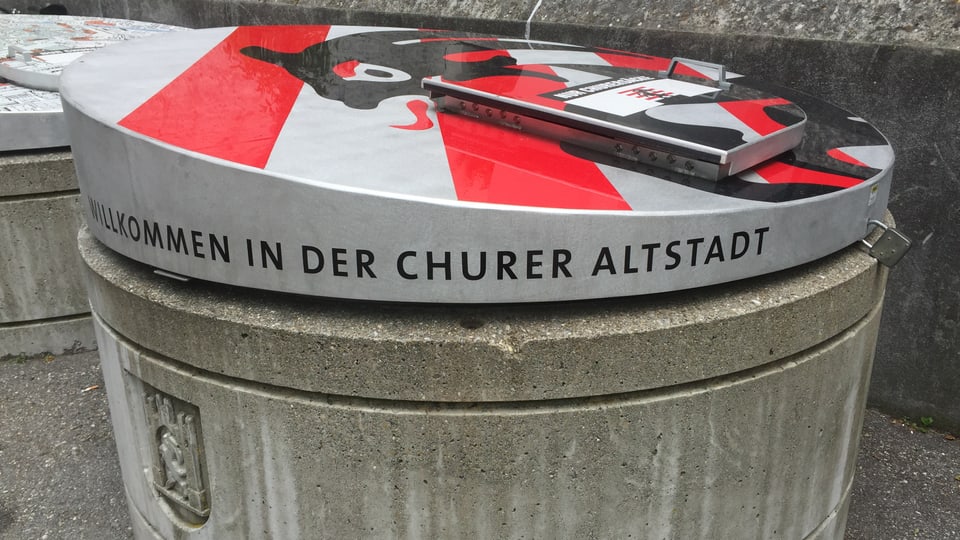 Moloc da la citad da Cuira cun scret: Willkommen in der churer Altstadt.