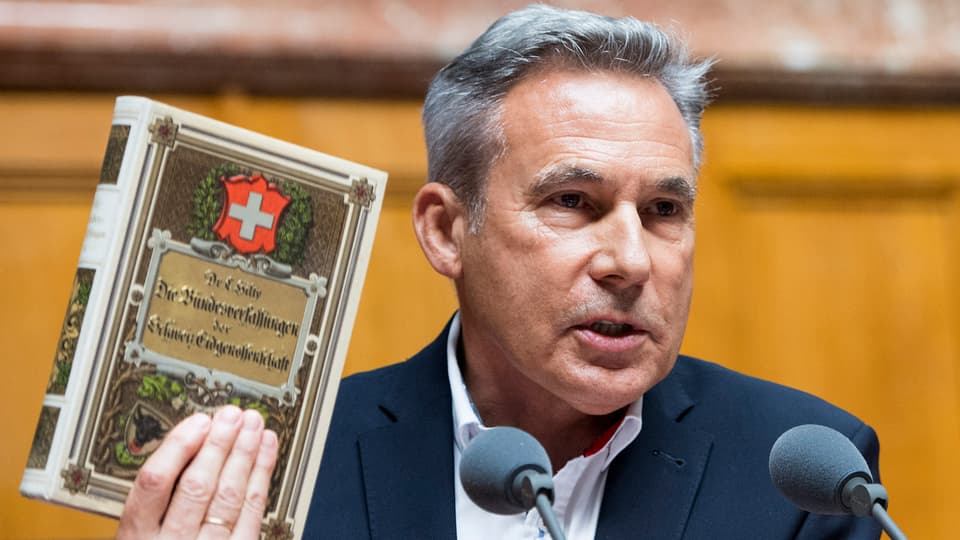 Adrian Amstutz da la PPS cun la Constituziun svizra.
