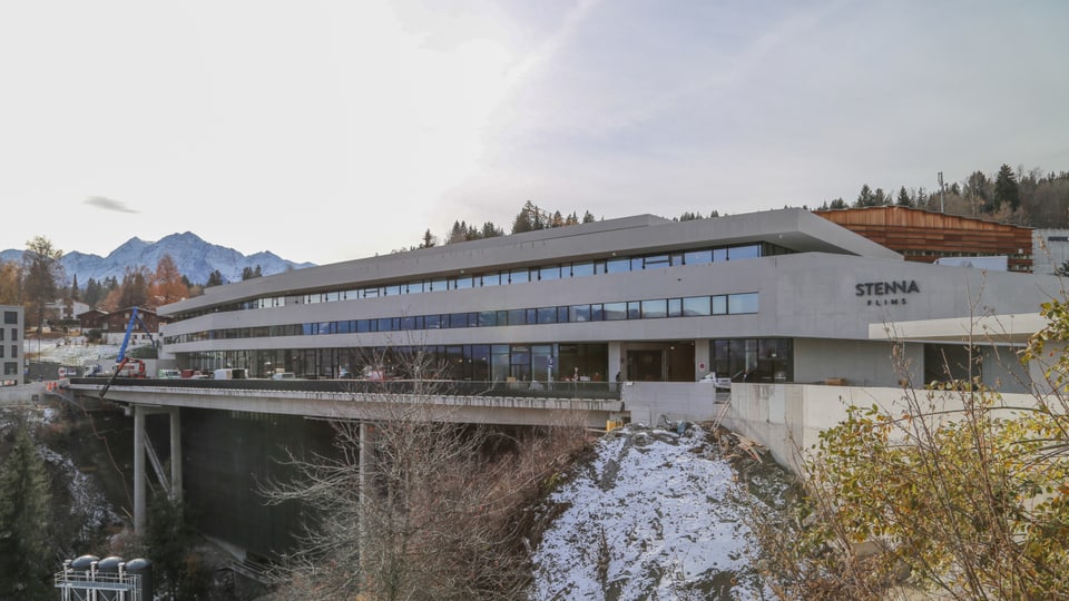 Il bajetg dal Stenna Center che sa stenda sur la val Stenna.