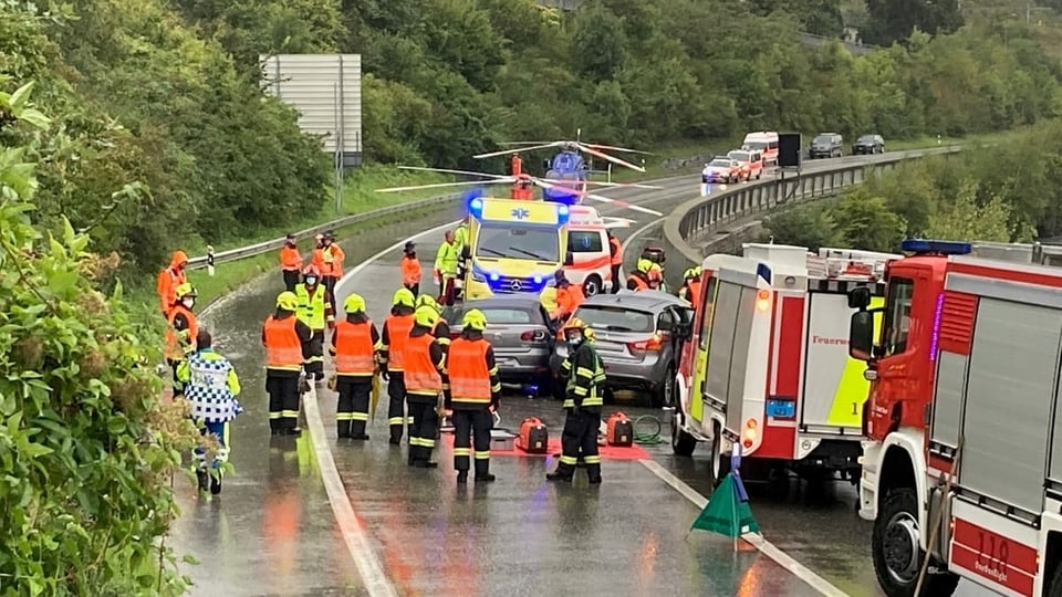 Pumpiers. ambulanzas e helicopters al lieu da l'accident.