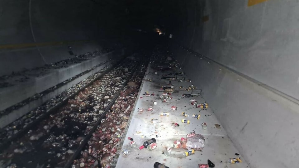 Die gesamte Wagenladung des entgleisten Wagen liegt weit verstreut auf den Schienen und den Rampen.