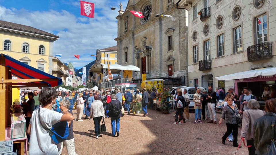 Viele Leute am Samstagsmarkt in Bellinzona, Piazza Collegiata