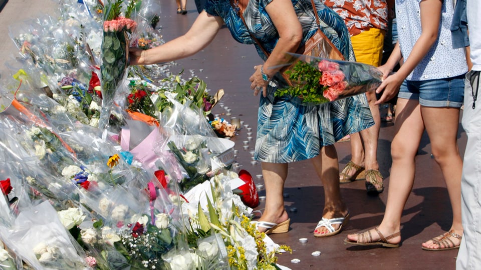 Anc adina vegnan messas fluras a la „Promenade des Anglais“ en memoria per las victimas da l’attentat a Nizza.
