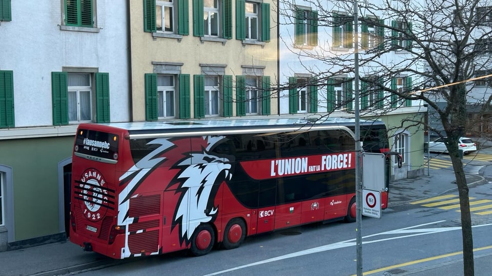 Il bus dal HC Losanna amez Cuira.