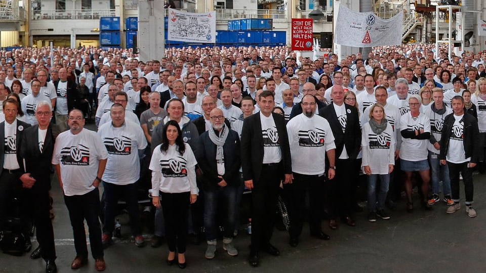 foto gruppa da collavuraturas cun t-shirt "ina firma - ina famiglia"