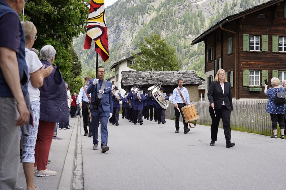 Eine Musikgesellschaft beim marschieren.