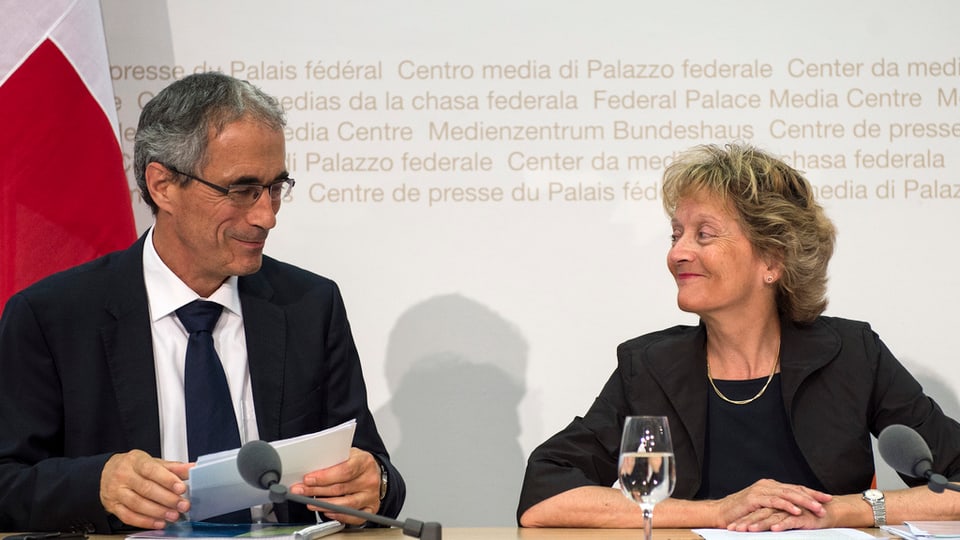 Serge Gaillard, directur da l’administraziun federala da finanzas e la cussegliera federala Eveline Widmer-Schlumpf.