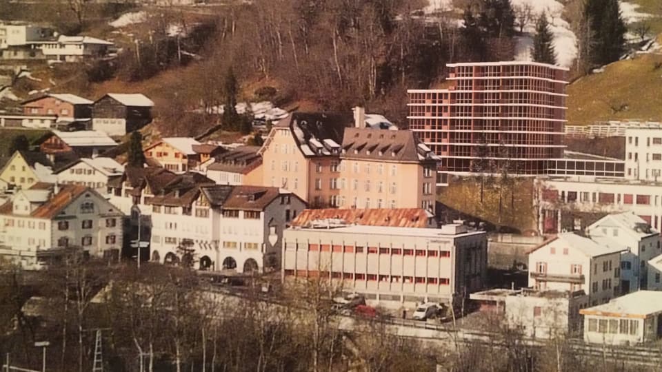 La citad da Glion cun vista en direcziun dal spital cun ils bajetgs existents plus la visualisaziun da la nova surbajegiada.
