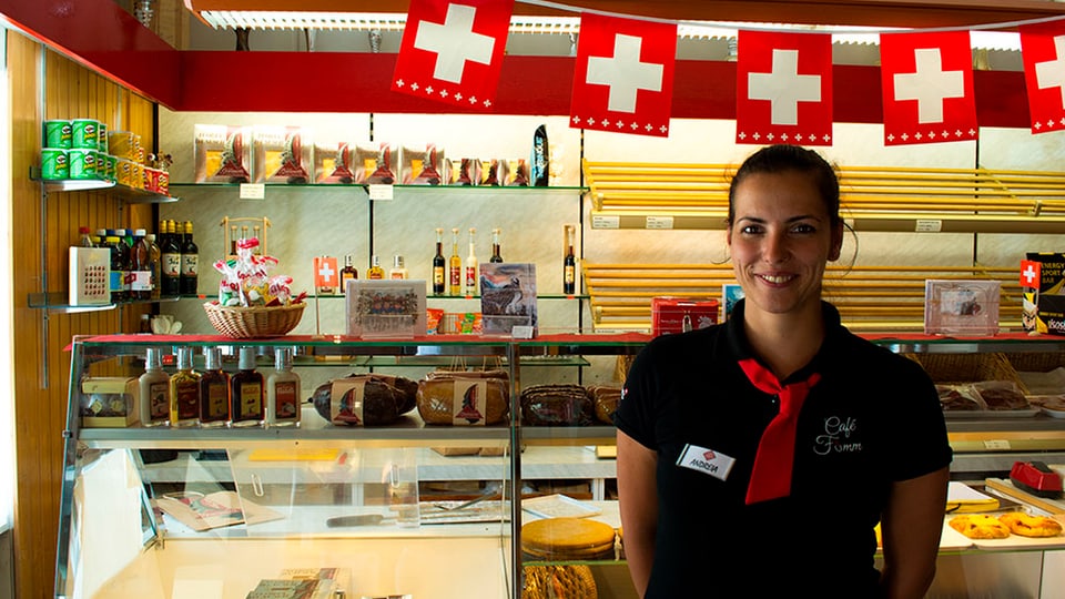 avant las spezialitads dal café Fümm, la manadra Andreia Gonçalves