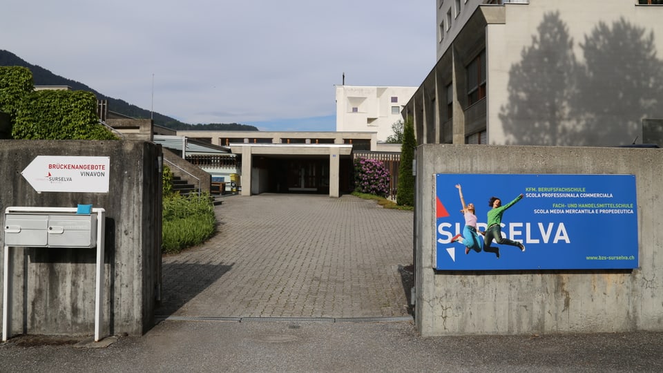 Entrada da la Scola media Surselva