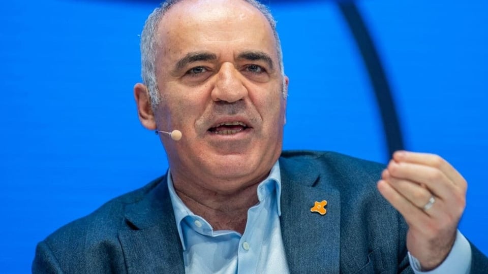 Garri Kasparow cun in microfon