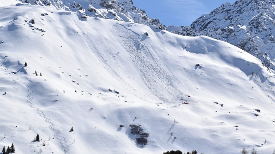 Lawinenniedergang am Schaftügg, Arosa. Ein Skitourengänger wurde von einem Lawinensuchhund gerettet.