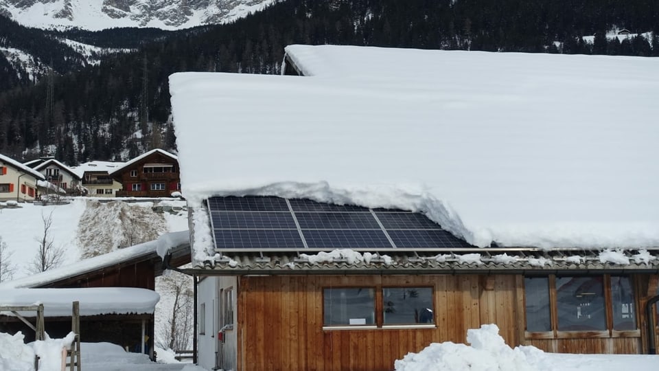 Purtret d'in clavà cun si tetg da solar. Ina part dal tetg è cuverta cun naiv. Ina part è glischnada giu. 