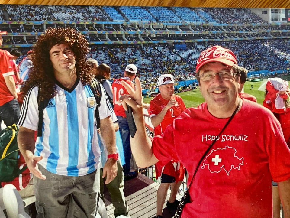 Orlando Cathomas en in stadion da la Brasilia dasperas in fan da Argentina.