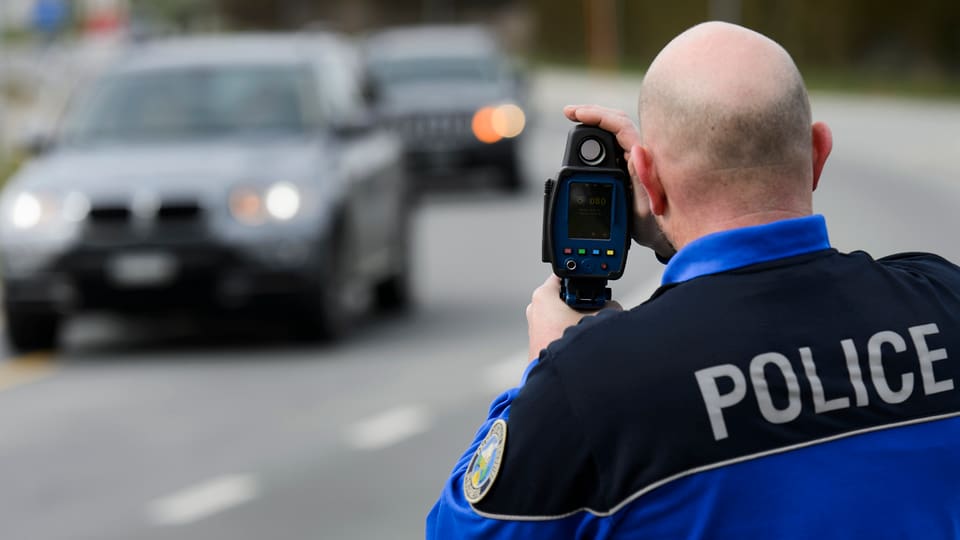 In polizist fa controlla cun la pistola per mesirar la sveltezza.