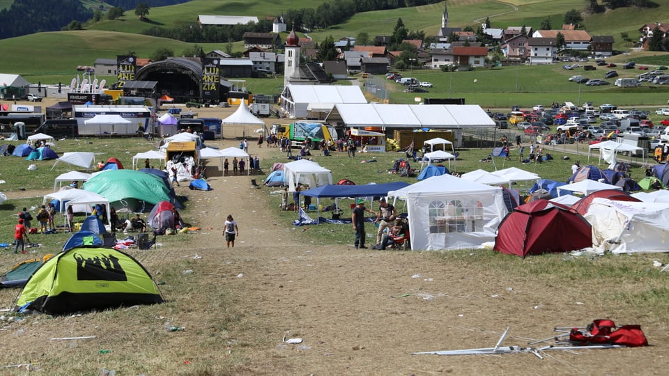 Il plaz d’agl Open Air Lumnezia la dumengia suenter la festa, dapertut rument tendas bandunadas sutgas ruttas