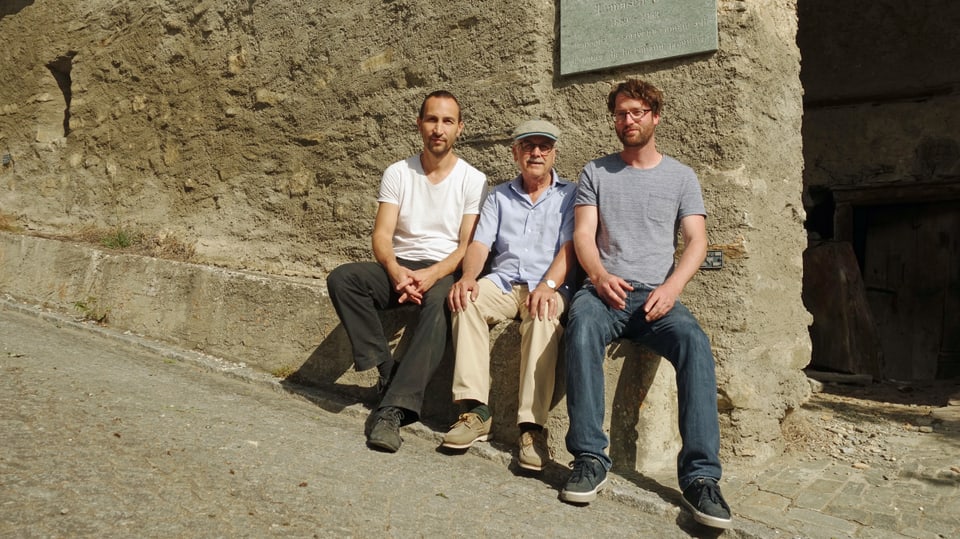 Da sanester: Corsin Vogel, artist; Christian Joos, president Cuminanza culturala Val Schons; Julian Reich, Cultura Viamala.  