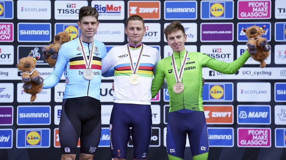da san. Wout van Aert (2.), Mathieu van der Poel (1.) e Tadej Pogacar (3.)