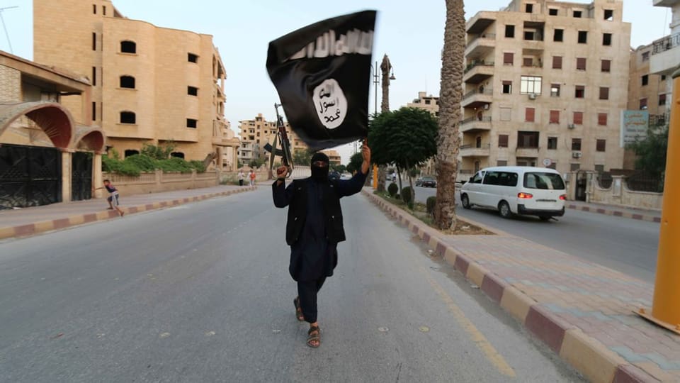 Dschihadist cun ina bandiera dals Stadi islamic. 
