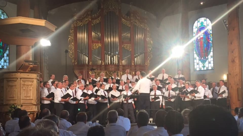Il Chor viril Surses sa prepara per il concert en la Michaelskirche a Meiringen