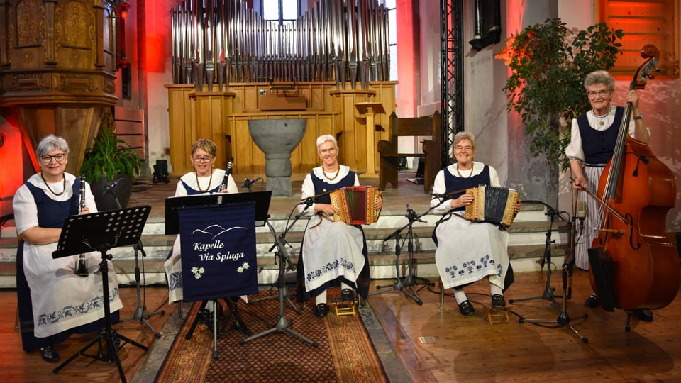 Ländlerkapelle Via Spluga, fünf Frauen mit ihren Instrumenten, alle in Bündner Tracht.