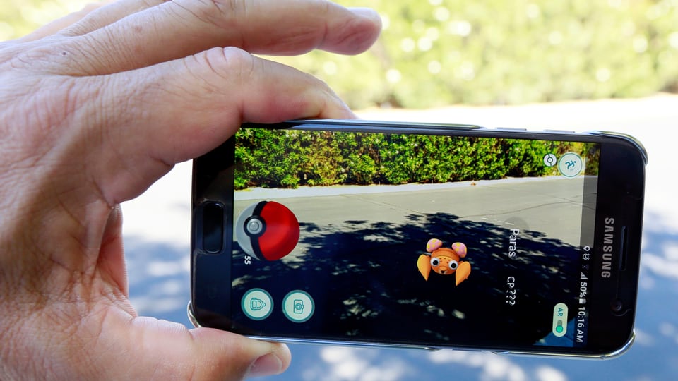 In maun che tegna in telefonin, sin lez è avert il gieu Pokémon Go.