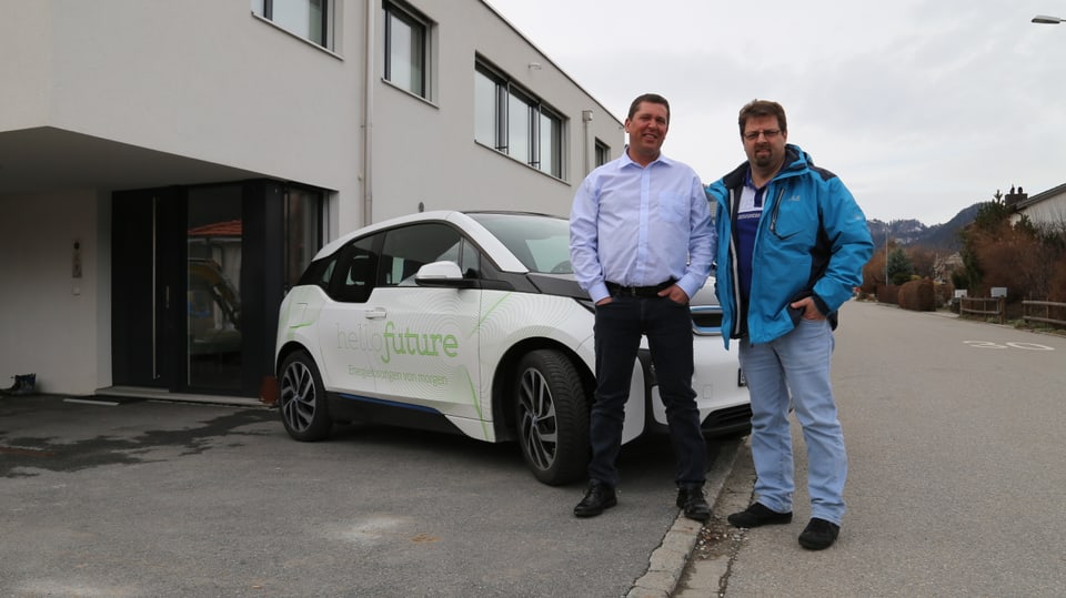 Stefan Herger il possesur da la chasa cun in cundrez fotovoltaic e Venanzi Pfister da la Riienergie. 