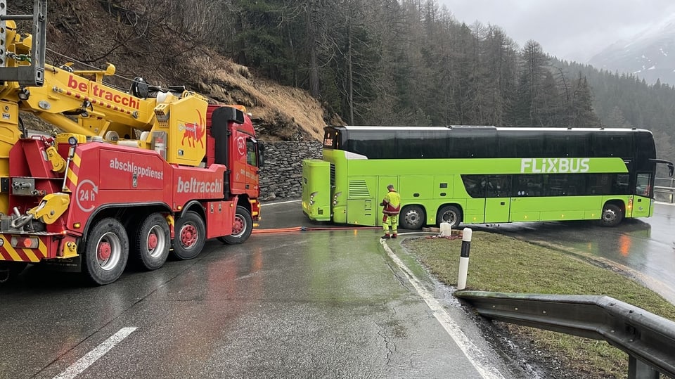 Der grüne Bus wird abgeschleppt