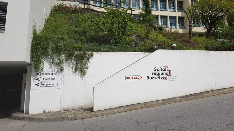 Entrada a la garascha sutterana da l'ospital.