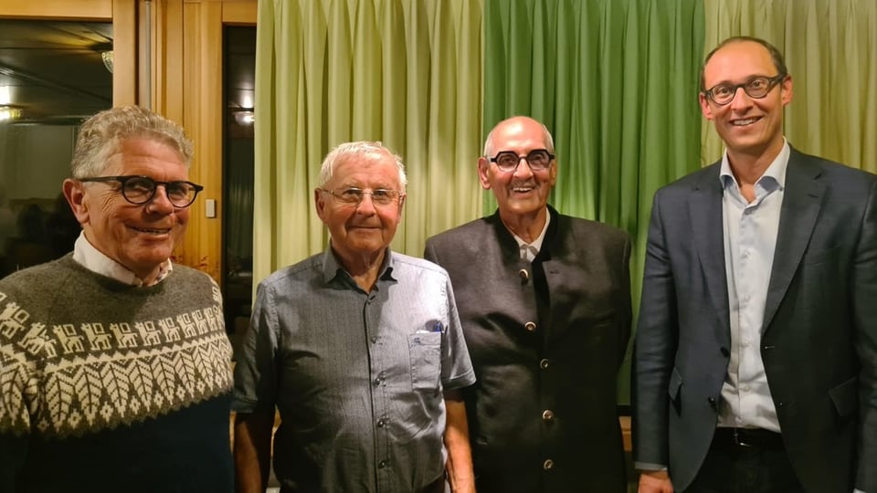 Ils presidents da la Pro Lucmagn Peter Binz, Walter Decurtins, Aldo Tuor e Martin Candinas.