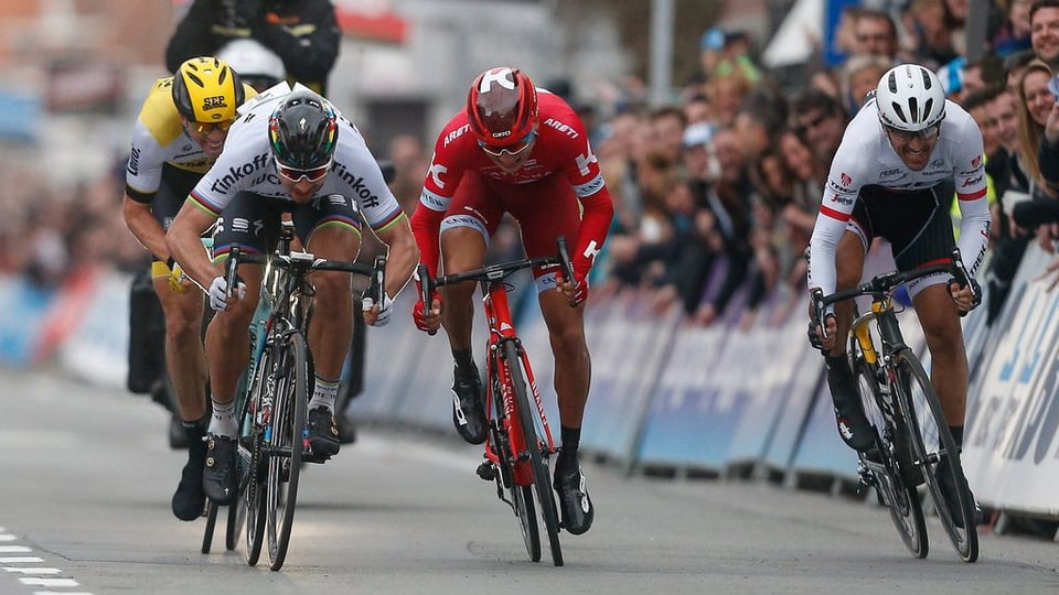 Fabian Cancellara, Wjatscheslaw Kusnezow, Sep Vanmarcke e Peter Sagan cumbattan per ina plazza sin il podest