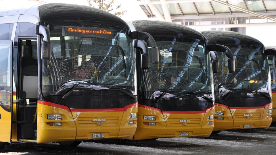 Plirs autos da posta a la staziun da posta a Cuira.