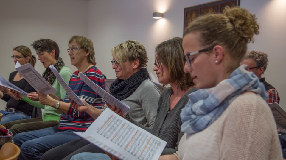 Impressiun d’agl exercizi da chant en sala da la chasa pravenda.