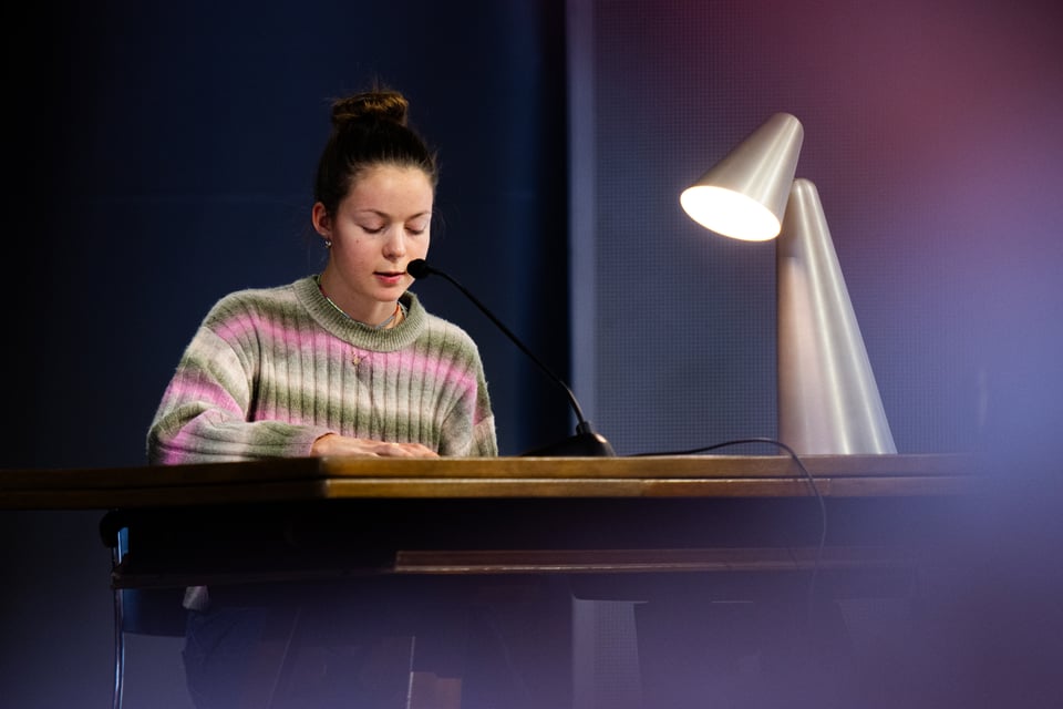 Ursina Melchior liest aus ihrem Text für den Schreibwettbewerb an den Dis da litteratura in Domat.