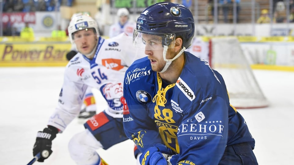 Purtret d'in um en mondura cumplaina da hockey.
