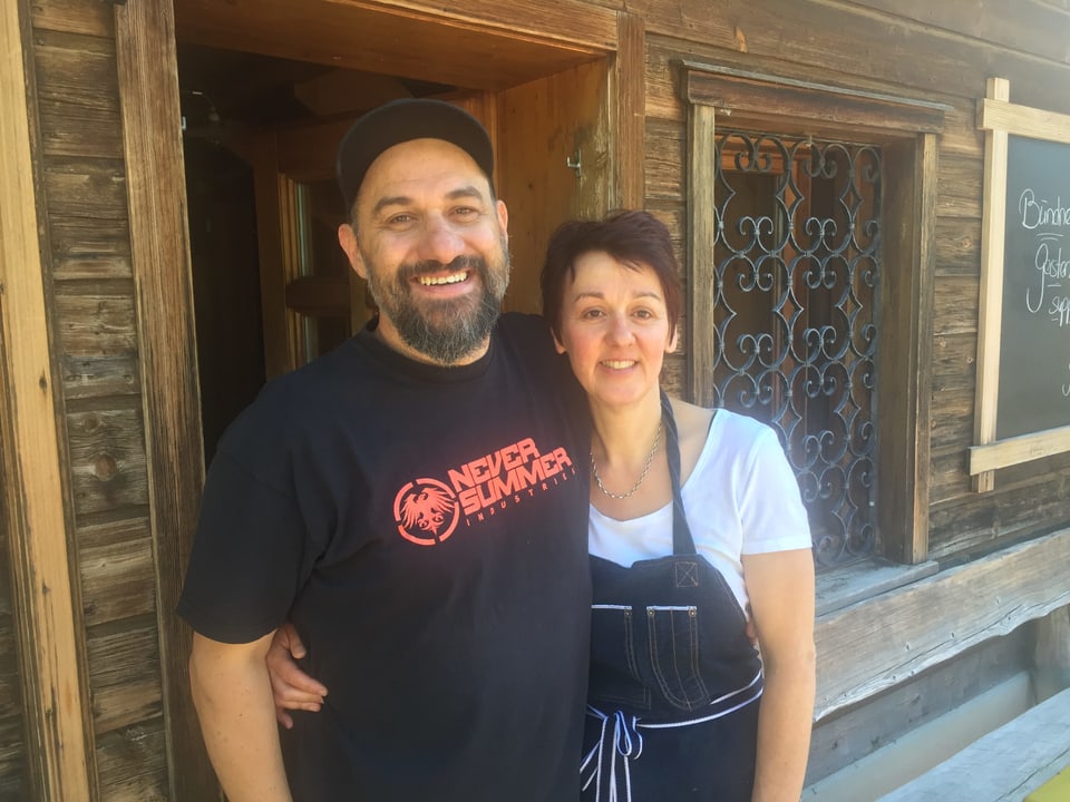 Alban Fiegl e Marianne Götz, ils novs ustiers da l'ustaria Tigia a Radons en Val Nandro.