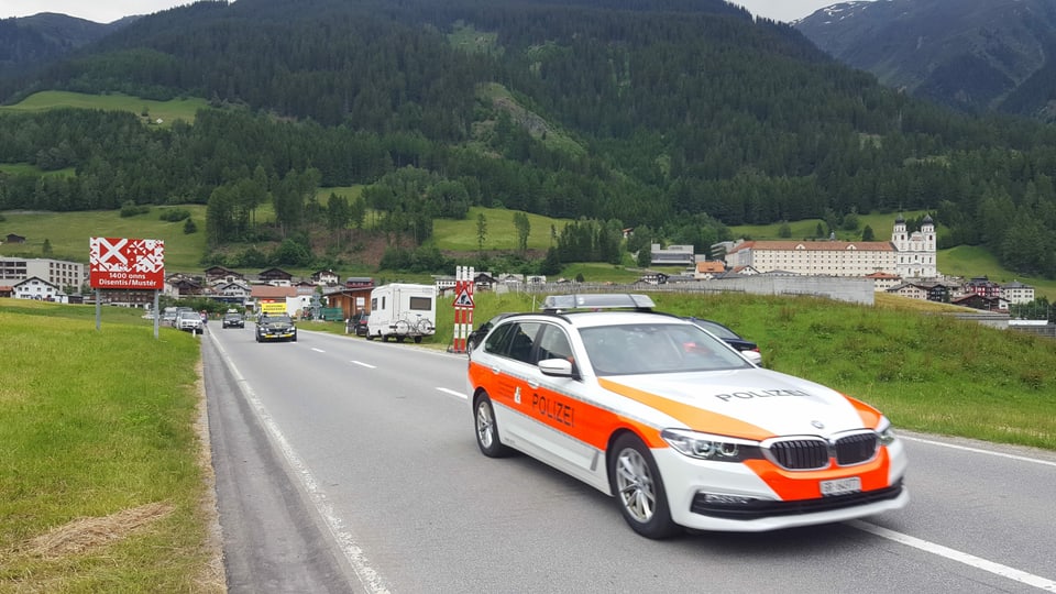 La polizia en acziun durant il Tour de Suisse dal 2019. 