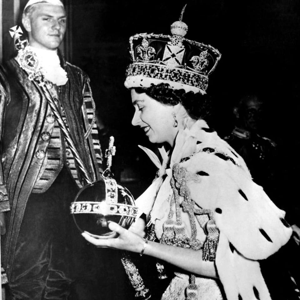 Queen Elizabeth II tar sia encurunaziun il 1953 en il Westminster Abbey. 