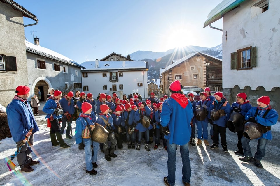 Kinder mit Schellen und traditionellen Gewändern