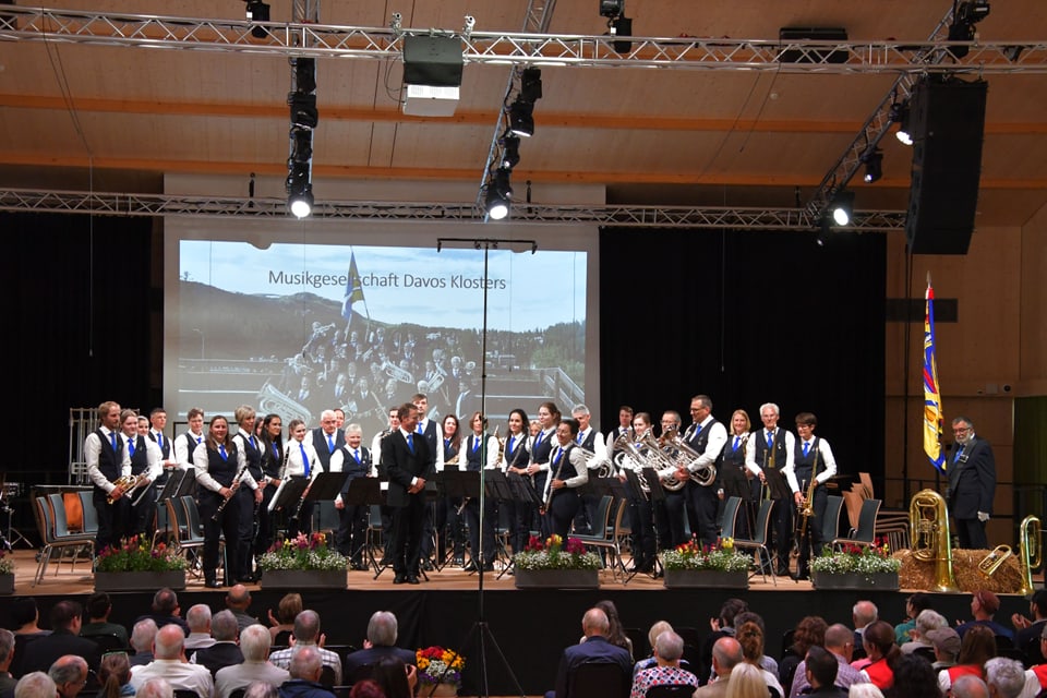 Musikverein Davos Klosters nimmt den Applaus entgegen