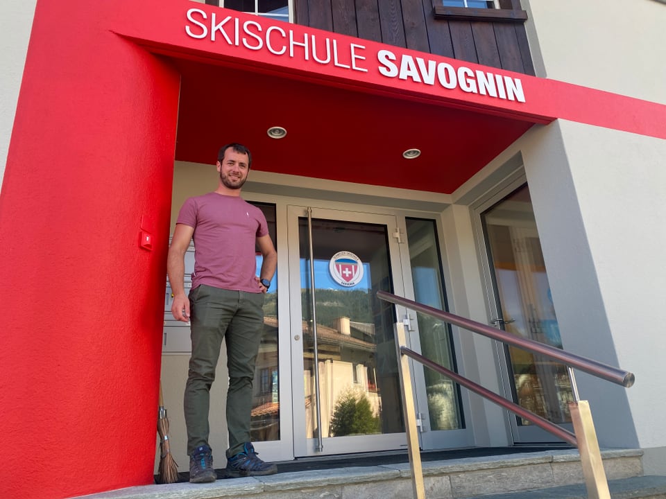 Lothar Künzli, il manader da la scola da skis da Savognin sa legra sin ils novs indrizs da far naiv.