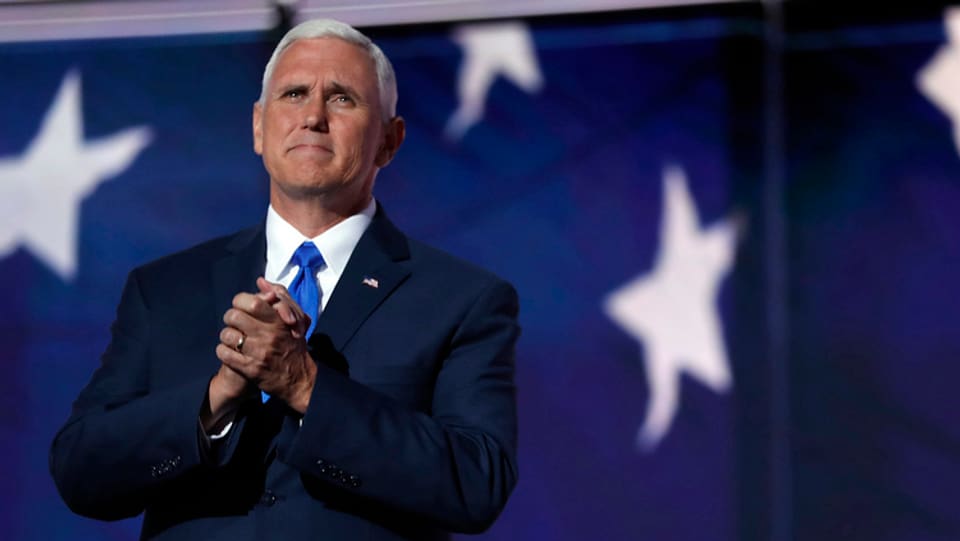 Mike Pence sin tribuna al di da partida a Cleveland.