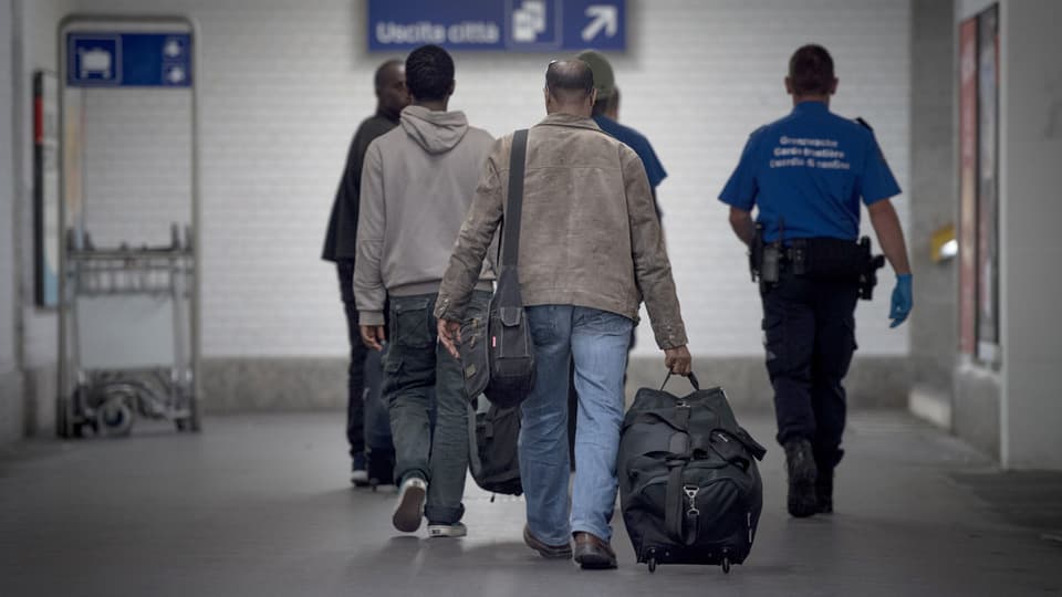 Fugitivs a la staziun da tren da Chiasso.