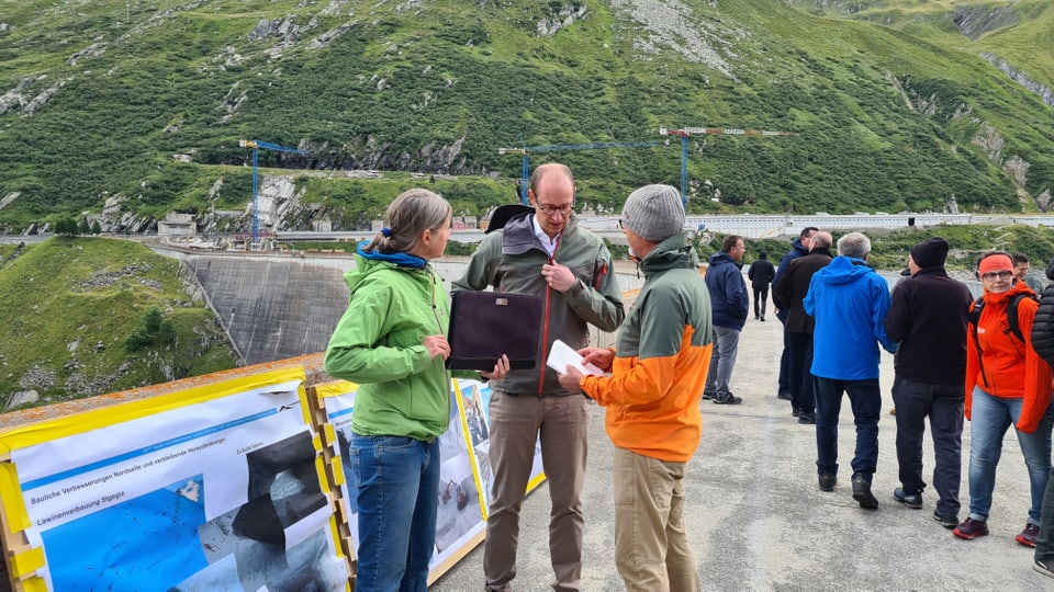 Nora Zürcher, Martin Candinas und Fabrizio Conceprio erklären die Bedeutung der Verlängerung des Tunnels. 