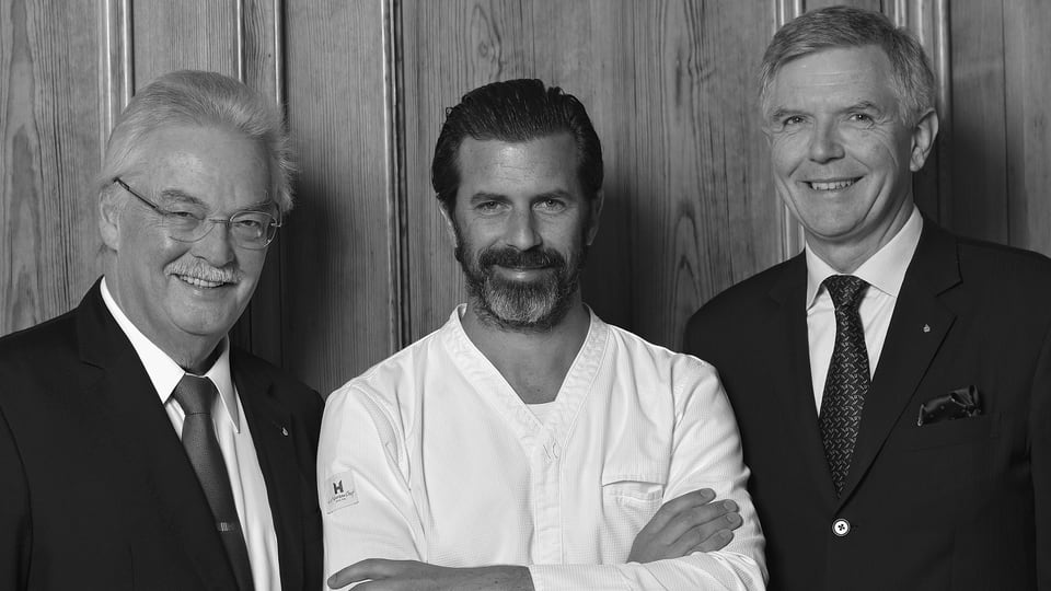 Hans Wiedemann (directur Hotel Badrutt’s Palace), Andreas Caminada (cuschinier) e Yves Gardiol (General Manager Hotel Badrutt’s Palace)