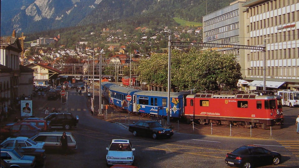 Il maletg mussa bler traffic avant la staziun da Cuira l'onn 2000