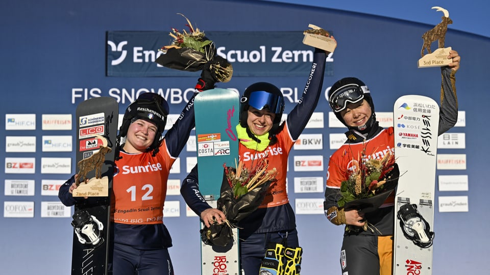 Gewinnerinnen des Snowboard-Parallelslaloms in Scuol.