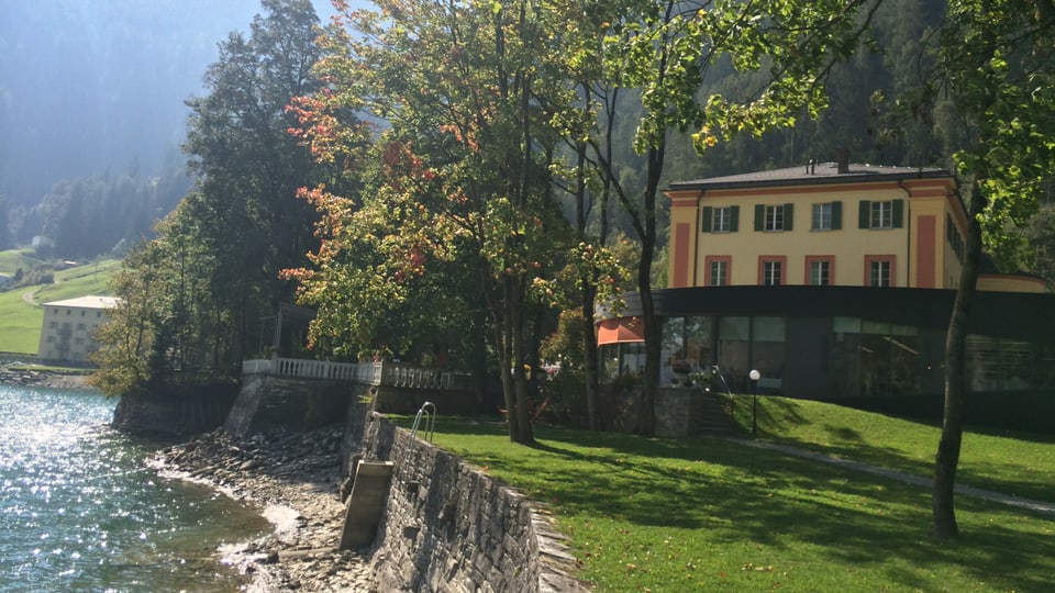 chesa vi da l'aua